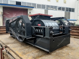 2PG400x400小型對輥青青草APP18岁污下载發往福建泉州破碎瓜子石