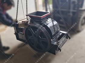 2PGC400X250小型雙齒輥青青草APP18岁污下载發往安徽蚌埠破碎玻璃