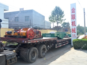 兩台小型對輥青青草APP18岁污下载和直線振動篩發往江蘇南通處理矽石