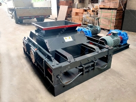2PGC900X900大型雙齒輥青青草APP18岁污下载發往內蒙古赤峰破碎煤