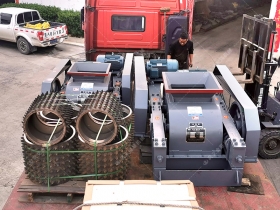 2台雙齒輥青青草APP18岁污下载發貨現場圖片_發往新疆_破碎原煤
