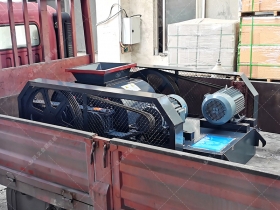 小型雙齒輥青青草APP18岁污下载發往廣西百色破碎錳礦